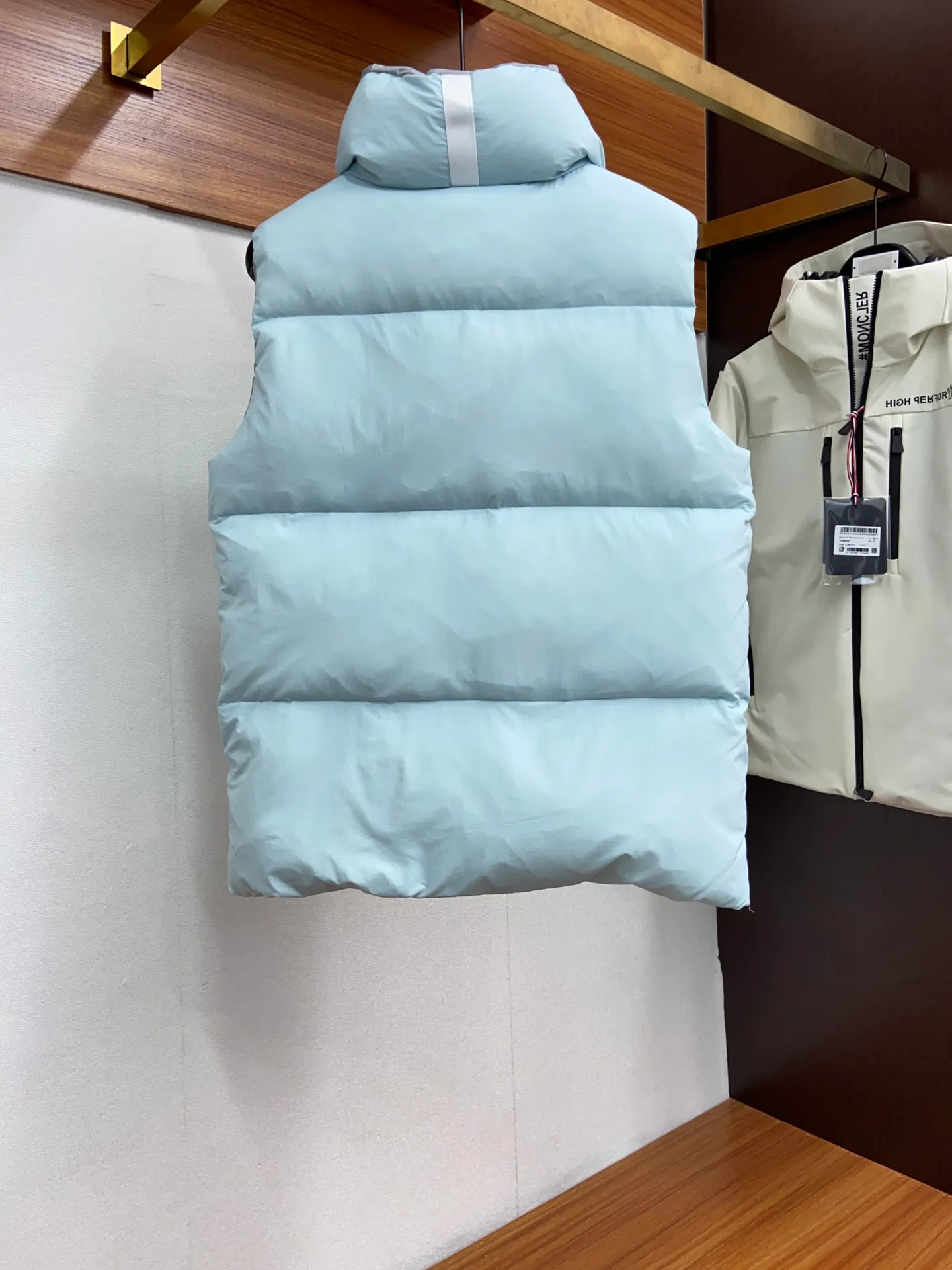 P480 capsule vest original version #𝘾𝘼𝙉𝘼𝘿𝘼 𝙂𝙊𝙊𝙎𝙀/𝙅𝙪𝙣𝙘𝙩𝙞𝙤𝙣 TOP version restore ZP up to 98%‼ ️ CANADA GOOSE/Canada Goose Pastels Pastel Series Everett White Label Vest This versatile Everett vest is a lightweight layering item suitable for wearing in all seasons. It is trimmed in all white and equipped with D-rings for hanging gloves or other daily items when outside. It is ideal for travel and unpredictable weather conditions. The pocket openings and cuff edges are reinforced with CORDURA fabric for durability. The reflective stripes on the back of the collar improve visibility in dim environments, making it the first choice for travel. Size: XS S M L XL XXL Color: Black Melt Water Blue Soft Pink Moonlight Lime